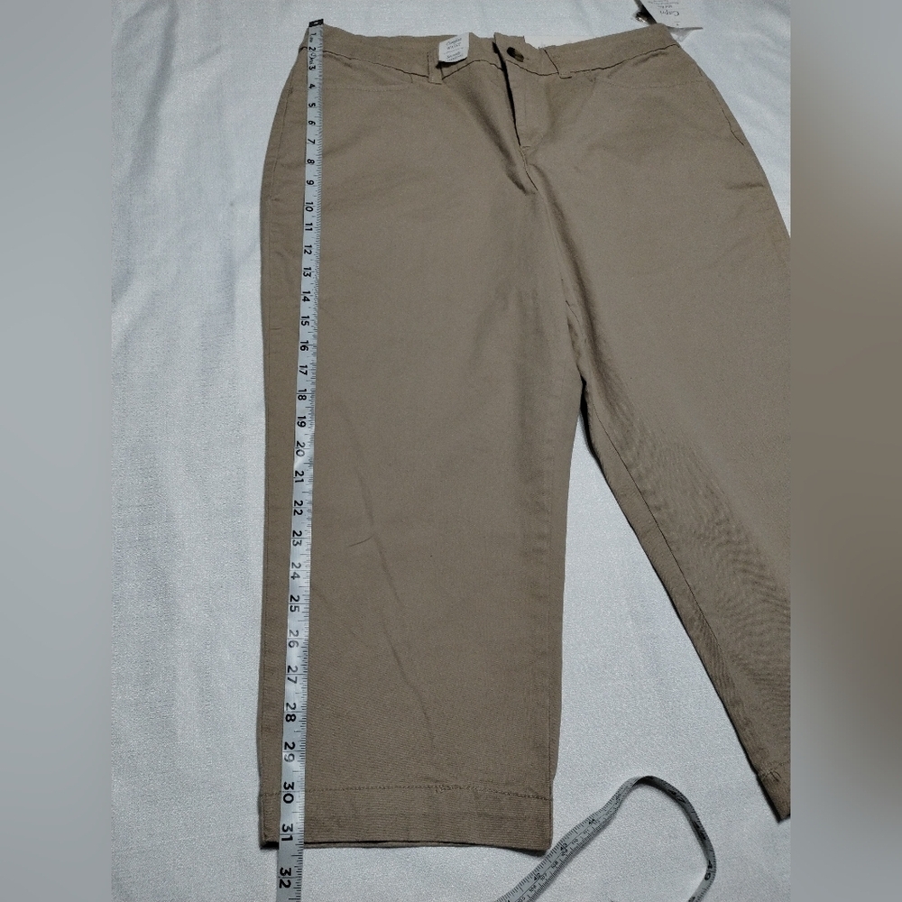 Croft & Barrow Women's Khaki Capri Size (14) - Picture 3 of 12